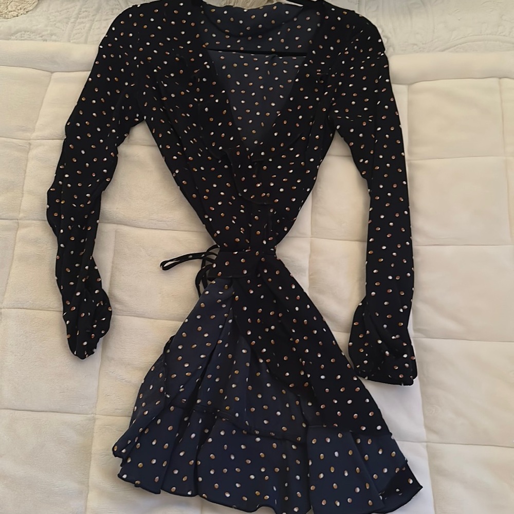 TIE FRONT DRESS V CUT AND FLOWY BOTTOM long sleeve
